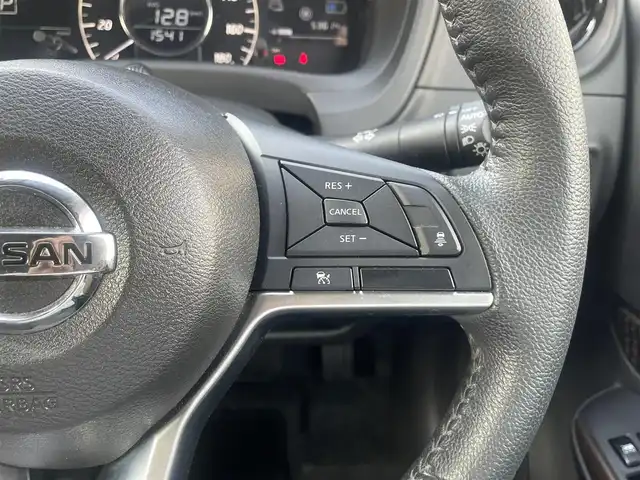 日産 ノート e－パワー メダリスト 熊本県 2020(令2)年 5.4万km スーパーブラック 衝突軽減ブレーキ/レーンキープアシスト/プッシュスタート/純正ナビ/（CD・フルセグTV・BTオーディオ・SD）/バックカメラ/ETC/前後ドライブレコーダー/純正15インチAW/クルーズコントロール/ハーフレザーシート/LEDヘッドライト/オートライト/フォグライト/前後コーナーセンサー/横滑り防止装置/ウィンカーミラー/純正フロアマット/純正ドアバイザー/スマートスペアキー×1本