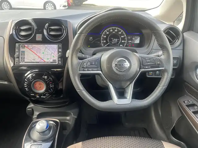 日産 ノート e－パワー メダリスト 熊本県 2020(令2)年 5.4万km スーパーブラック 衝突軽減ブレーキ/レーンキープアシスト/プッシュスタート/純正ナビ/（CD・フルセグTV・BTオーディオ・SD）/バックカメラ/ETC/前後ドライブレコーダー/純正15インチAW/クルーズコントロール/ハーフレザーシート/LEDヘッドライト/オートライト/フォグライト/前後コーナーセンサー/横滑り防止装置/ウィンカーミラー/純正フロアマット/純正ドアバイザー/スマートスペアキー×1本