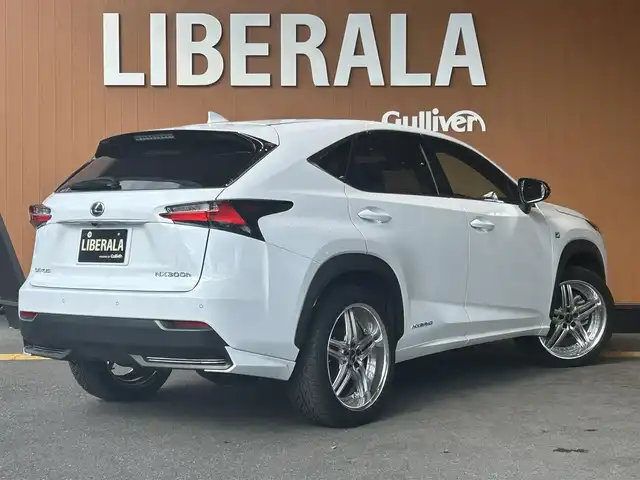 レクサス ＮＸ 300h Fスポーツ 高知県 2017(平29)年 2.7万km ホワイトノーヴァガラスフレーク ワンオーナー/純正ナビ/→AM/FM/CD/DVD/Bluetooth/フルセグTV/シートヒーター/エアシート/レーダークルーズコントロール/レーンキープアシスト/衝突軽減ブレーキ/ハンドルヒーター/バックカメラ/コーナーセンサー/パワーバックドア/パワーシート/メモリー機能３名/三眼LEDヘッドライト/オートマチックハイビーム/レザーシート/ステアリングスイッチ/スマートキー/スペアキー/プッシュスタート/社外アルミホイール20インチ/純正フロアマット/パドルシフト