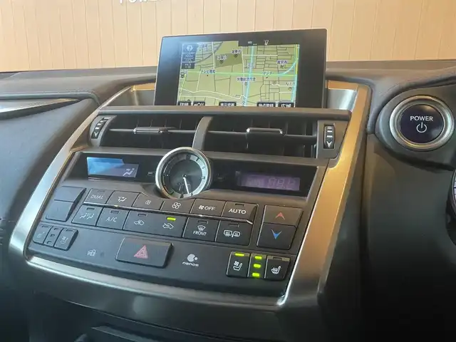レクサス ＮＸ 300h Fスポーツ 高知県 2017(平29)年 2.7万km ホワイトノーヴァガラスフレーク ワンオーナー/純正ナビ/→AM/FM/CD/DVD/Bluetooth/フルセグTV/シートヒーター/エアシート/レーダークルーズコントロール/レーンキープアシスト/衝突軽減ブレーキ/ハンドルヒーター/バックカメラ/コーナーセンサー/パワーバックドア/パワーシート/メモリー機能３名/三眼LEDヘッドライト/オートマチックハイビーム/レザーシート/ステアリングスイッチ/スマートキー/スペアキー/プッシュスタート/社外アルミホイール20インチ/純正フロアマット/パドルシフト