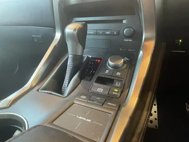 レクサス ＮＸ 300h Fスポーツ 高知県 2017(平29)年 2.7万km ホワイトノーヴァガラスフレーク ワンオーナー/純正ナビ/→AM/FM/CD/DVD/Bluetooth/フルセグTV/シートヒーター/エアシート/レーダークルーズコントロール/レーンキープアシスト/衝突軽減ブレーキ/ハンドルヒーター/バックカメラ/コーナーセンサー/パワーバックドア/パワーシート/メモリー機能３名/三眼LEDヘッドライト/オートマチックハイビーム/レザーシート/ステアリングスイッチ/スマートキー/スペアキー/プッシュスタート/社外アルミホイール20インチ/純正フロアマット/パドルシフト