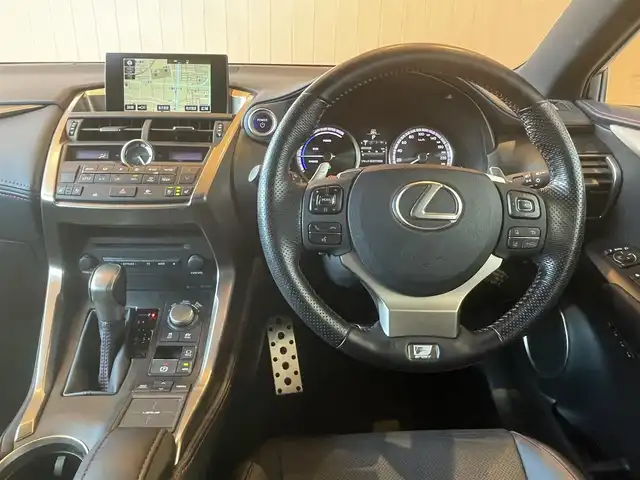 レクサス ＮＸ 300h Fスポーツ 高知県 2017(平29)年 2.7万km ホワイトノーヴァガラスフレーク ワンオーナー/純正ナビ/→AM/FM/CD/DVD/Bluetooth/フルセグTV/シートヒーター/エアシート/レーダークルーズコントロール/レーンキープアシスト/衝突軽減ブレーキ/ハンドルヒーター/バックカメラ/コーナーセンサー/パワーバックドア/パワーシート/メモリー機能３名/三眼LEDヘッドライト/オートマチックハイビーム/レザーシート/ステアリングスイッチ/スマートキー/スペアキー/プッシュスタート/社外アルミホイール20インチ/純正フロアマット/パドルシフト