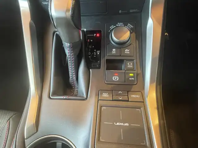 レクサス ＮＸ 300h Fスポーツ 高知県 2017(平29)年 2.7万km ホワイトノーヴァガラスフレーク ワンオーナー/純正ナビ/→AM/FM/CD/DVD/Bluetooth/フルセグTV/シートヒーター/エアシート/レーダークルーズコントロール/レーンキープアシスト/衝突軽減ブレーキ/ハンドルヒーター/バックカメラ/コーナーセンサー/パワーバックドア/パワーシート/メモリー機能３名/三眼LEDヘッドライト/オートマチックハイビーム/レザーシート/ステアリングスイッチ/スマートキー/スペアキー/プッシュスタート/社外アルミホイール20インチ/純正フロアマット/パドルシフト