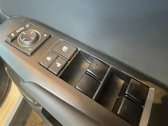 レクサス ＮＸ 300h Fスポーツ 高知県 2017(平29)年 2.7万km ホワイトノーヴァガラスフレーク ワンオーナー/純正ナビ/→AM/FM/CD/DVD/Bluetooth/フルセグTV/シートヒーター/エアシート/レーダークルーズコントロール/レーンキープアシスト/衝突軽減ブレーキ/ハンドルヒーター/バックカメラ/コーナーセンサー/パワーバックドア/パワーシート/メモリー機能３名/三眼LEDヘッドライト/オートマチックハイビーム/レザーシート/ステアリングスイッチ/スマートキー/スペアキー/プッシュスタート/社外アルミホイール20インチ/純正フロアマット/パドルシフト