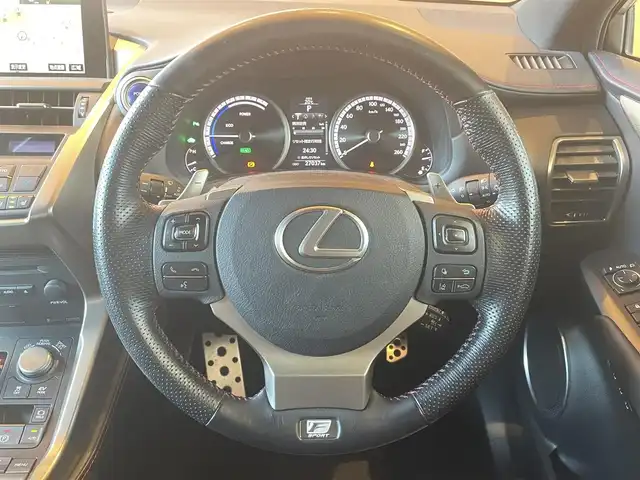 レクサス ＮＸ 300h Fスポーツ 高知県 2017(平29)年 2.7万km ホワイトノーヴァガラスフレーク ワンオーナー/純正ナビ/→AM/FM/CD/DVD/Bluetooth/フルセグTV/シートヒーター/エアシート/レーダークルーズコントロール/レーンキープアシスト/衝突軽減ブレーキ/ハンドルヒーター/バックカメラ/コーナーセンサー/パワーバックドア/パワーシート/メモリー機能３名/三眼LEDヘッドライト/オートマチックハイビーム/レザーシート/ステアリングスイッチ/スマートキー/スペアキー/プッシュスタート/社外アルミホイール20インチ/純正フロアマット/パドルシフト
