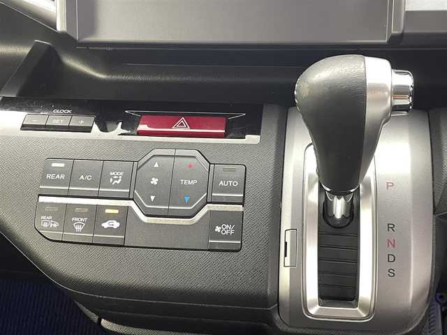 ホンダ ステップワゴン スパーダ Z クールスピリット 熊本県 2015(平27)年 7.3万km ホワイトオーキッドパール 社外ナビ（ＣＤ・ＤＶＤ・フルセグ・ＢＴ・ＳＤ・ｉｐｏｄ）/社外フリップダウンモニター/クルーズコントロール　/両側パワースライドドア　/横滑り防止　/アイドリングストップ　/パドルシフト/ハーフレザーシート　/純正フロアマット　/純正１７インチＡＷ/オートライト/HIDライト/フォグライト/スマートキー