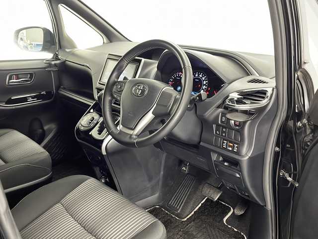 トヨタ ヴォクシー ZS 煌 宮崎県 2018(平30)年 4.8万km ブラック 禁煙車/トヨタセーフティセンス/純正9型ナビTV/（NSZT-Y66T/CD/DVD/Bluetooth/フルセグTV)/純正バックカメラ/純正モデリスタエアロ/純正16インチアルミ/純正フロアマット/社外前後ドライブレコーダー/両側電動スライドドア/クルーズコントロール/レーンディパーチャーアラート/オートマチックハイビーム/オート電動格納ミラー/ウインカードアミラー/Wオートエアコン/本革巻ハンドル/ETC/スマートキー/プッシュエンジンスタート/新車時保証書/取扱い説明書