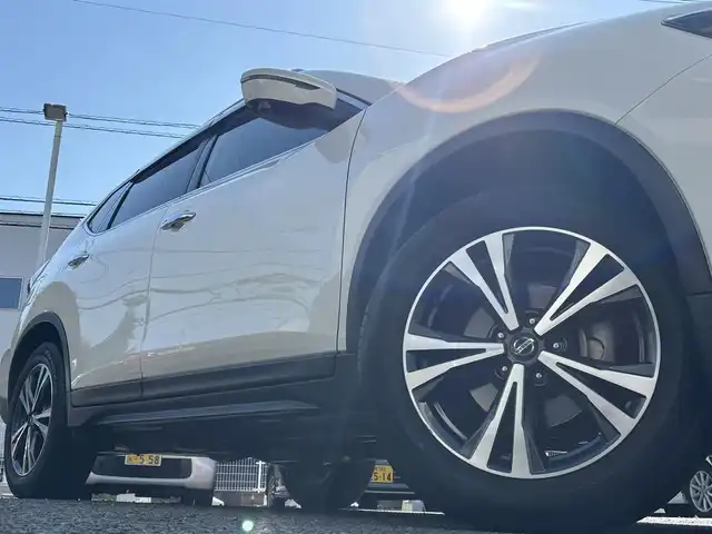 日産 エクストレイル 20Xi エクストリーマーX 熊本県 2018(平30)年 3.7万km ブリリアントホワイトパール 4WD/プロパイロット/ルーフレール/純正ナビ（MM518D-L）/【フルセグTV/CD/DVD/BD/Bluetooth/ラジオ】/アラウンドビューモニター/デジタルインナーミラー/パワーバックドア/エマージェンシーブレーキ/車線逸脱警報/後側方車両検知警報/クロストラフィック/前後ソナー/コーナリングスタビリティアシスト/アクティブエンジンブレーキ/アイドリングストップ/横滑り防止機能/ダウンヒルアシスト/ドライブレコーダー/カプロンシート/純正18インチAW/ETC/オートライト/LEDヘッドライト/フォグランプ/純正フロアマット/純正ドアバイザー/革巻きステアリング/ステアリングスイッチ/保証書/取扱説明書