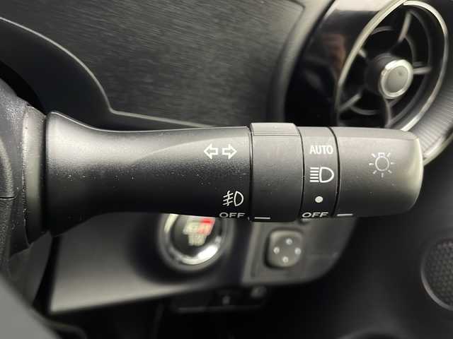 トヨタ アクア G GRスポーツ 宮崎県 2019(令1)年 3.7万km ブラック 禁煙車/トヨタセーフティセンス/純正9型ナビTV/（NSZT-Y68T/CD/DVD/Bluetooth/フルセグTV)/純正バックカメラ/純正ドライブレコーダー/純正LEDオートライト/純正LEDフォグ/純正16インチアルミ/純正フロアマット/クルーズコントロール/レーンディパーチャーアラート/オートマチックハイビーム/ピアノブラックパネル/オートエアコン/ハーフレザーシート/スマートキー/プッシュエンジンスタート/新車時保証書/取扱い説明書