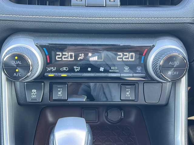 トヨタ ＲＡＶ４ ハイブリッドG 沖縄県 2019(令1)年 7.2万km パール 純正９インチナビ/（ＡＭ／ＦＭ／ＣＤ／ＤＶＤ／ＢＴ）　/フルセグＴＶ　/バックモニター　/トヨタセーフティーセンス　/電動リアゲート　/パワーシート　/純正１８インチＡＷ　/クルコン　/ドラレコ　/ＥＴＣ/オートマチックハイビーム/プッシュスタート/スマートキー/純正フロアアット