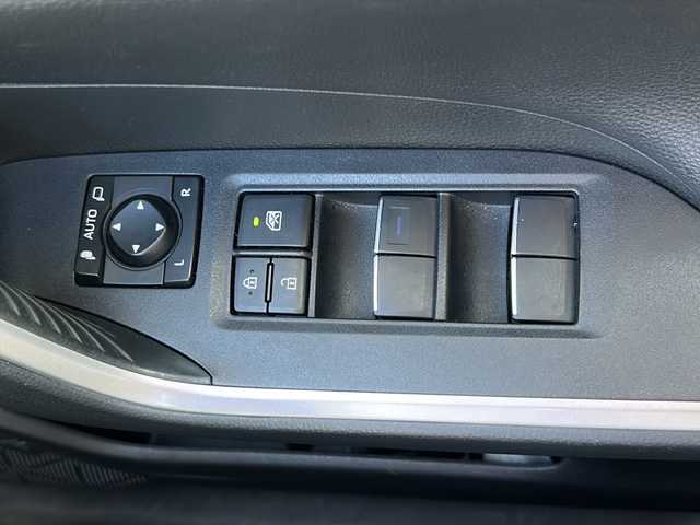 トヨタ ＲＡＶ４ ハイブリッドG 沖縄県 2019(令1)年 7.2万km パール 純正９インチナビ/（ＡＭ／ＦＭ／ＣＤ／ＤＶＤ／ＢＴ）　/フルセグＴＶ　/バックモニター　/トヨタセーフティーセンス　/電動リアゲート　/パワーシート　/純正１８インチＡＷ　/クルコン　/ドラレコ　/ＥＴＣ/オートマチックハイビーム/プッシュスタート/スマートキー/純正フロアアット