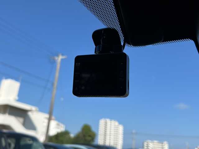 トヨタ ＲＡＶ４ ハイブリッドG 沖縄県 2019(令1)年 7.2万km パール 純正９インチナビ/（ＡＭ／ＦＭ／ＣＤ／ＤＶＤ／ＢＴ）　/フルセグＴＶ　/バックモニター　/トヨタセーフティーセンス　/電動リアゲート　/パワーシート　/純正１８インチＡＷ　/クルコン　/ドラレコ　/ＥＴＣ/オートマチックハイビーム/プッシュスタート/スマートキー/純正フロアアット
