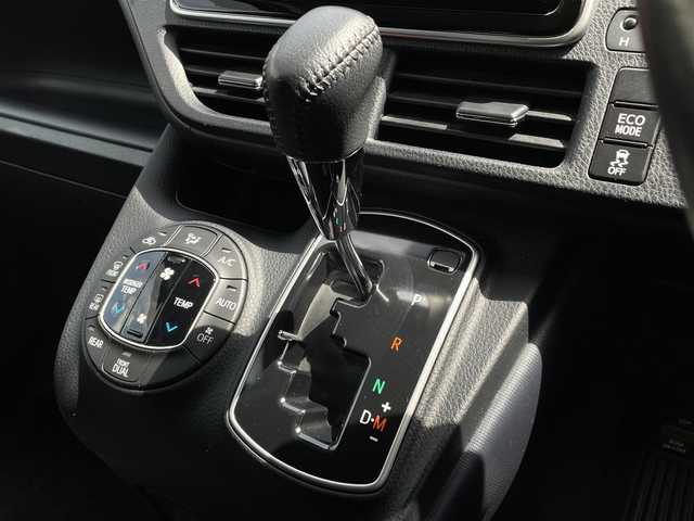 トヨタ ヴォクシー ZS 福岡県 2017(平29)年 5.7万km ボルドーマイカメタリック 純正9型SDナビ(フルセグTV/CD/DVD/BT)バックモニター後席モニタートヨタセーフティーセンス両側電動パワスラETC純正LEDヘットライト純正16インチアルミホイール純正フロアマットスマートキープッシュスタート