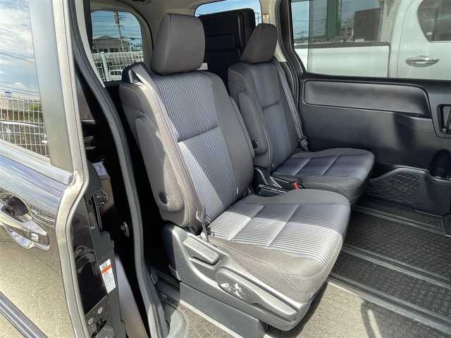 トヨタ ヴォクシー ZS 福岡県 2017(平29)年 5.7万km ボルドーマイカメタリック 純正9型SDナビ(フルセグTV/CD/DVD/BT)バックモニター後席モニタートヨタセーフティーセンス両側電動パワスラETC純正LEDヘットライト純正16インチアルミホイール純正フロアマットスマートキープッシュスタート