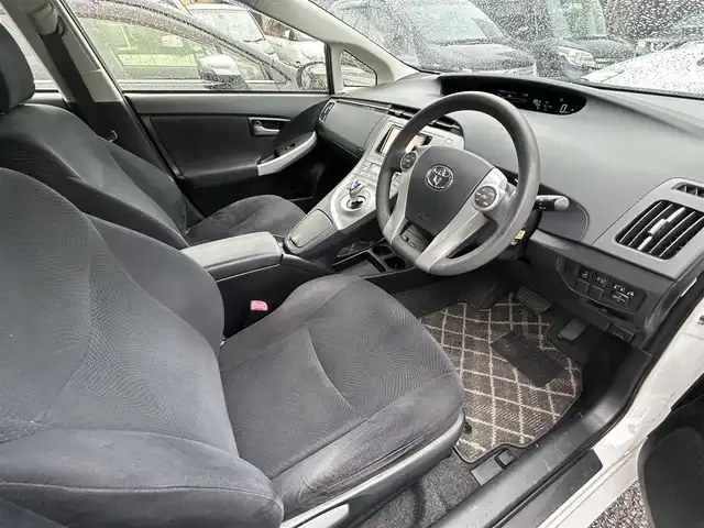 トヨタ プリウス L 宮崎県 2013(平25)年 8.8万km スーパーホワイトⅡ (株)IDOMが運営する【じしゃロン宮崎店】の自社ローン対象車両になります。こちらは現金ご利用時の価格です。/自社ローンご希望の方は別途その旨お申付け下さい。//ナビ(AVIC-MRZ05)//TV/CD/DVD//ETC//バックカメラ//ヘッドライトレベライザー//社外フロアマット//純正アルミホイール//ドアバイザー//ステアリングスイッチ（反応なし）