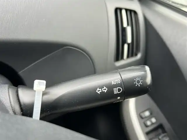 トヨタ プリウス L 宮崎県 2013(平25)年 8.8万km スーパーホワイトⅡ (株)IDOMが運営する【じしゃロン宮崎店】の自社ローン対象車両になります。こちらは現金ご利用時の価格です。/自社ローンご希望の方は別途その旨お申付け下さい。//ナビ(AVIC-MRZ05)//TV/CD/DVD//ETC//バックカメラ//ヘッドライトレベライザー//社外フロアマット//純正アルミホイール//ドアバイザー//ステアリングスイッチ（反応なし）