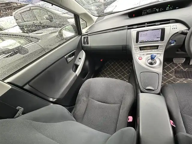 トヨタ プリウス L 宮崎県 2013(平25)年 8.8万km スーパーホワイトⅡ (株)IDOMが運営する【じしゃロン宮崎店】の自社ローン対象車両になります。こちらは現金ご利用時の価格です。/自社ローンご希望の方は別途その旨お申付け下さい。//ナビ(AVIC-MRZ05)//TV/CD/DVD//ETC//バックカメラ//ヘッドライトレベライザー//社外フロアマット//純正アルミホイール//ドアバイザー//ステアリングスイッチ（反応なし）