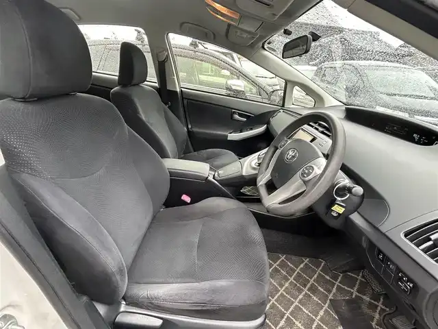 トヨタ プリウス L 宮崎県 2013(平25)年 8.8万km スーパーホワイトⅡ (株)IDOMが運営する【じしゃロン宮崎店】の自社ローン対象車両になります。こちらは現金ご利用時の価格です。/自社ローンご希望の方は別途その旨お申付け下さい。//ナビ(AVIC-MRZ05)//TV/CD/DVD//ETC//バックカメラ//ヘッドライトレベライザー//社外フロアマット//純正アルミホイール//ドアバイザー//ステアリングスイッチ（反応なし）