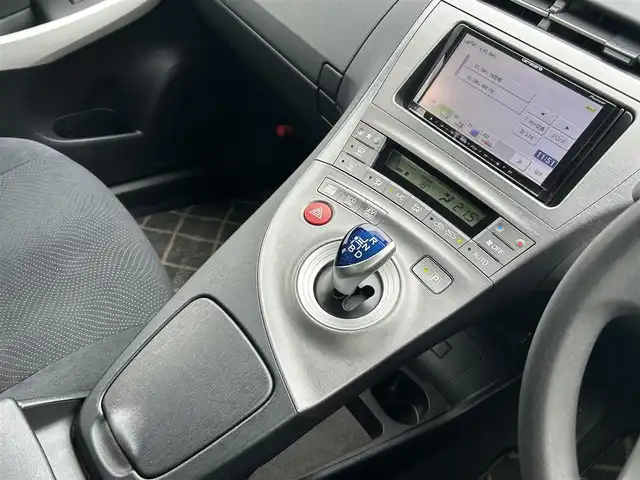 トヨタ プリウス L 宮崎県 2013(平25)年 8.8万km スーパーホワイトⅡ (株)IDOMが運営する【じしゃロン宮崎店】の自社ローン対象車両になります。こちらは現金ご利用時の価格です。/自社ローンご希望の方は別途その旨お申付け下さい。//ナビ(AVIC-MRZ05)//TV/CD/DVD//ETC//バックカメラ//ヘッドライトレベライザー//社外フロアマット//純正アルミホイール//ドアバイザー//ステアリングスイッチ（反応なし）