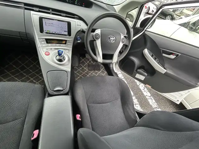 トヨタ プリウス L 宮崎県 2013(平25)年 8.8万km スーパーホワイトⅡ (株)IDOMが運営する【じしゃロン宮崎店】の自社ローン対象車両になります。こちらは現金ご利用時の価格です。/自社ローンご希望の方は別途その旨お申付け下さい。//ナビ(AVIC-MRZ05)//TV/CD/DVD//ETC//バックカメラ//ヘッドライトレベライザー//社外フロアマット//純正アルミホイール//ドアバイザー//ステアリングスイッチ（反応なし）