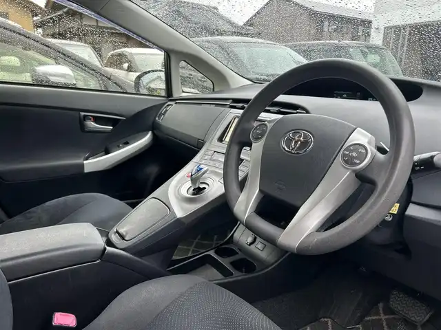 トヨタ プリウス L 宮崎県 2013(平25)年 8.8万km スーパーホワイトⅡ (株)IDOMが運営する【じしゃロン宮崎店】の自社ローン対象車両になります。こちらは現金ご利用時の価格です。/自社ローンご希望の方は別途その旨お申付け下さい。//ナビ(AVIC-MRZ05)//TV/CD/DVD//ETC//バックカメラ//ヘッドライトレベライザー//社外フロアマット//純正アルミホイール//ドアバイザー//ステアリングスイッチ（反応なし）