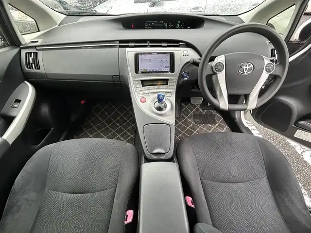 トヨタ プリウス L 宮崎県 2013(平25)年 8.8万km スーパーホワイトⅡ (株)IDOMが運営する【じしゃロン宮崎店】の自社ローン対象車両になります。こちらは現金ご利用時の価格です。/自社ローンご希望の方は別途その旨お申付け下さい。//ナビ(AVIC-MRZ05)//TV/CD/DVD//ETC//バックカメラ//ヘッドライトレベライザー//社外フロアマット//純正アルミホイール//ドアバイザー//ステアリングスイッチ（反応なし）