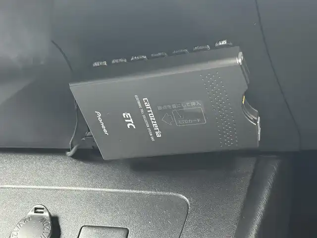 トヨタ プリウス L 宮崎県 2013(平25)年 8.8万km スーパーホワイトⅡ (株)IDOMが運営する【じしゃロン宮崎店】の自社ローン対象車両になります。こちらは現金ご利用時の価格です。/自社ローンご希望の方は別途その旨お申付け下さい。//ナビ(AVIC-MRZ05)//TV/CD/DVD//ETC//バックカメラ//ヘッドライトレベライザー//社外フロアマット//純正アルミホイール//ドアバイザー//ステアリングスイッチ（反応なし）