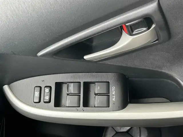 トヨタ プリウス L 宮崎県 2013(平25)年 8.8万km スーパーホワイトⅡ (株)IDOMが運営する【じしゃロン宮崎店】の自社ローン対象車両になります。こちらは現金ご利用時の価格です。/自社ローンご希望の方は別途その旨お申付け下さい。//ナビ(AVIC-MRZ05)//TV/CD/DVD//ETC//バックカメラ//ヘッドライトレベライザー//社外フロアマット//純正アルミホイール//ドアバイザー//ステアリングスイッチ（反応なし）