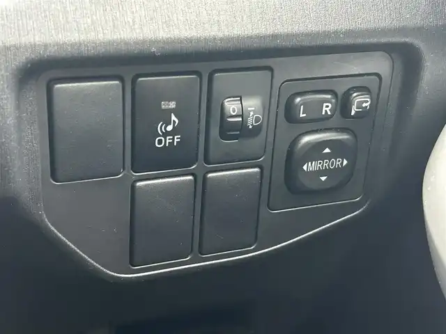 トヨタ プリウス L 宮崎県 2013(平25)年 8.8万km スーパーホワイトⅡ (株)IDOMが運営する【じしゃロン宮崎店】の自社ローン対象車両になります。こちらは現金ご利用時の価格です。/自社ローンご希望の方は別途その旨お申付け下さい。//ナビ(AVIC-MRZ05)//TV/CD/DVD//ETC//バックカメラ//ヘッドライトレベライザー//社外フロアマット//純正アルミホイール//ドアバイザー//ステアリングスイッチ（反応なし）