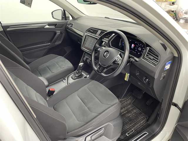 フォルクスワーゲン ティグアン TDI 4モーション ハイライン 大分県 2020(令2)年 5.4万km ピュアホワイト Volkswagen純正インフォテイメントシステム/Discover Pro/(CD、DVD、Bluetooth、AM、FM）/ETC2.0/4MOTIONアクティブコントロール/オンロード、スノー、オフロード、オフロードカスタム/Active Info Display/全席シートヒーター/ヘッドアップディスプレイ/パワーテールゲート/LEDヘッドライト/シルバールーフレール/自動防眩ルームミラー/オートライト/レインセンサー/アクティブクルーズコントール/渋滞時追従支援システム/レーンキープアシスト/レーンチェンジアシスト/ダイナミックコーナリングアシスト/スタティックコーナリングライト/ダイナミックライトアシスト/リアビューカメラ/アラウンドビューカメラ/駐車支援システム/ドライバー疲労検知システム/パークディスタンスコントロール/リアトラフィックアラート/プリクラッシュブレーキシステム/プロアクティブオキュバントプロテクション/オプティカルパーlキングシステム/ESC/パドルシフト