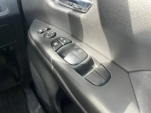 日産 セレナ ハイウェイスター Vセレクション 高知県 2017(平29)年 6.9万km ダイヤモンドブラック 純正11インチナビ/ETC/Bluetooth接続/全方位カメラ/フロアマット/純正16インチアルミホイール/両側パワースライドドア/クルーズコントロール/コーナーセンサー/カーテンエアバッグ/オートLEDヘッドライト/横滑り防止装置/盗難防止装置/運転席＋助手席エアバッグ