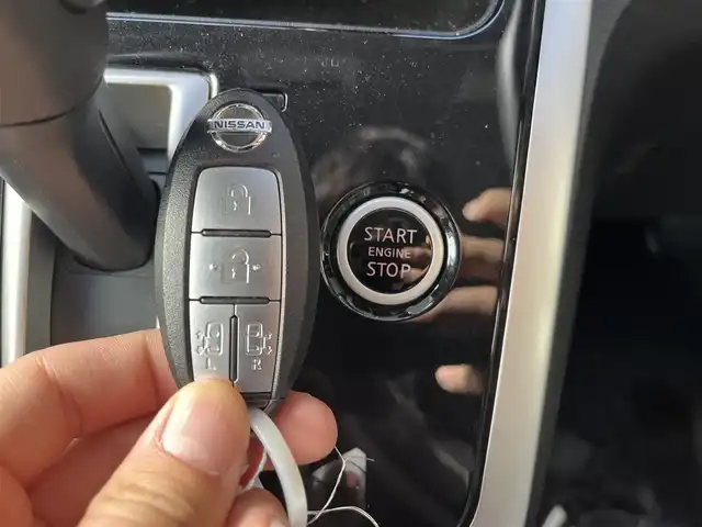 日産 セレナ ハイウェイスター Vセレクション 高知県 2017(平29)年 6.9万km ダイヤモンドブラック 純正11インチナビ/ETC/Bluetooth接続/全方位カメラ/フロアマット/純正16インチアルミホイール/両側パワースライドドア/クルーズコントロール/コーナーセンサー/カーテンエアバッグ/オートLEDヘッドライト/横滑り防止装置/盗難防止装置/運転席＋助手席エアバッグ