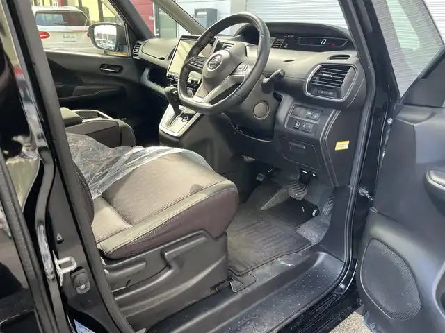 日産 セレナ ハイウェイスター Vセレクション 高知県 2017(平29)年 6.9万km ダイヤモンドブラック 純正11インチナビ/ETC/Bluetooth接続/全方位カメラ/フロアマット/純正16インチアルミホイール/両側パワースライドドア/クルーズコントロール/コーナーセンサー/カーテンエアバッグ/オートLEDヘッドライト/横滑り防止装置/盗難防止装置/運転席＋助手席エアバッグ