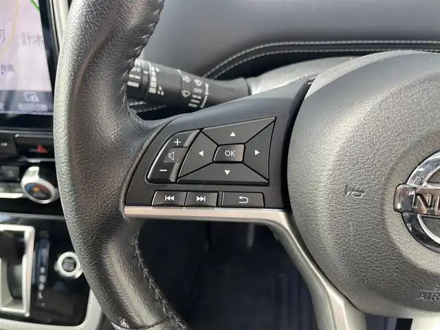 日産 セレナ ハイウェイスター Vセレクション 高知県 2017(平29)年 6.9万km ダイヤモンドブラック 純正11インチナビ/ETC/Bluetooth接続/全方位カメラ/フロアマット/純正16インチアルミホイール/両側パワースライドドア/クルーズコントロール/コーナーセンサー/カーテンエアバッグ/オートLEDヘッドライト/横滑り防止装置/盗難防止装置/運転席＋助手席エアバッグ