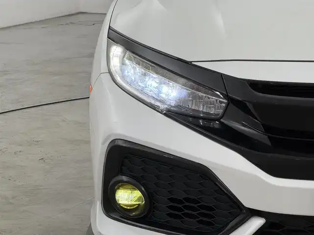 ホンダ シビック ハッチバック ホンダセンシング 福岡県 2018(平30)年 8.4万km ホワイトオーキッドパール 社外ディスプレイオーディオ／バックカメラ　/デジタルルームミラー　/ビルトインＥＴＣ　/前後ドラレコ　/アダプティブクルコン　/衝突軽減ブレーキ　/レーンキープ　/シートヒーター　/純正１８インチＡＷ　/リアスポイラー　/ＬＥＤヘッドライト