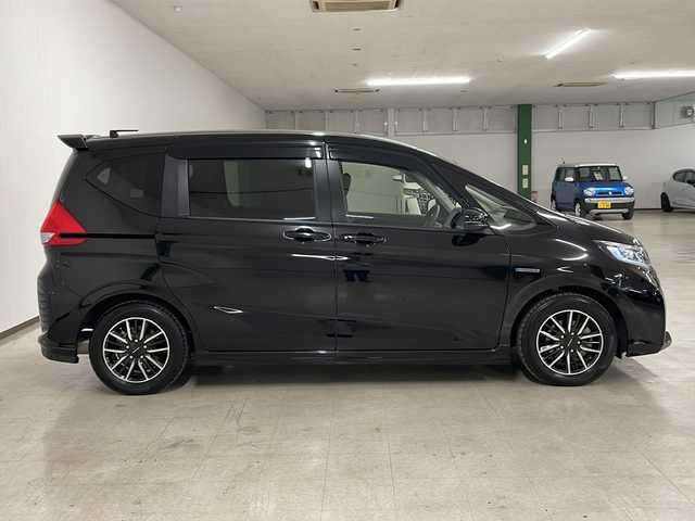 ホンダ フリード ハイブリット モデューロX ホンダセンシング 熊本県 2019(平31)年 2.3万km プレミアムスパークルブラックパール 純正ナビ（ラジオ、フルセグ、BT、CD、DVD、SD）/純正フリップダウン/ETC/ドライブレコーダー/レーダークルーズコントロール/ステアリングリモコン/両側パワスラ/バックカメラ/レーンキープ/横滑り防止/オートライト/リアサンシェード/フロアマット/ドアバイザー/プッシュスタート/スマートキー