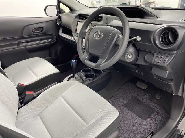 トヨタ アクア L 岐阜県 2021(令3)年 4.1万km ブラックマイカ 純正SDナビ(NSCN-W69)/CD/DVD/Bluetooth/フルセグTV/ビルトインETC/LEDヘッドライト/純正フロアマット/電動格納ミラー/スペアキー/運転席＋助手席パワーウィンドウ/トノカバー/横滑り防止/オートエアコン/ヘッドライトレベライザー