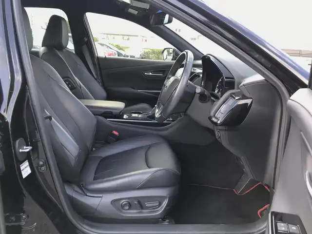 トヨタ クラウン ハイブリッド S スポーツスタイル 鳥取県 2020(令2)年 3万km プレシャスブラックパール 純正8インチディスプレイオーディオ/（ナビ/フルセグ/DVD/CD/BT/Miracast）/パノラミックビューモニター/トヨタセーフティセンス/レーダークルーズコントロール/レーンキープアシスト/前後クリアランスソナー/インテリジェントパーキングアシスト/ブラインドスポットモニター/ヘッドアップディスプレイ/ハーフレザーシート/前席パワーシート/前席シートヒーター/ステアリングヒーター/ETC2.0/LEDヘットライト/純正18インチアルミホイール/プッシュエンジンスタート/フロアマット・ドアバイザー