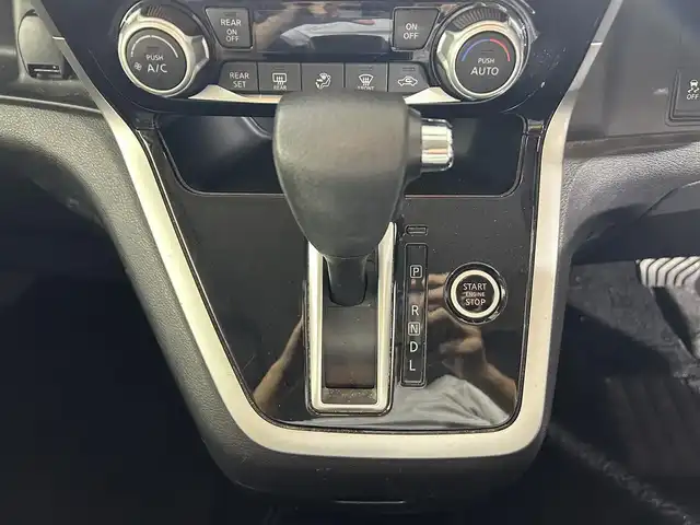 日産 セレナ ハイウェイスター Vセレクション 佐賀県 2017(平29)年 8.6万km ダイヤモンドブラック 禁煙車/純正9インチナビ(MM517D-L)/(CD/DVD/フルセグTV/Bluetooth/Blu-ray）/純正後席モニター/衝突軽減ブレーキ/横滑り防止/レーンキープアシスト/純正ドライブレコーダー/オートライト/バックカメラ/純正フロアマット/両側電動スライドドア/純正16インチアルミホイール