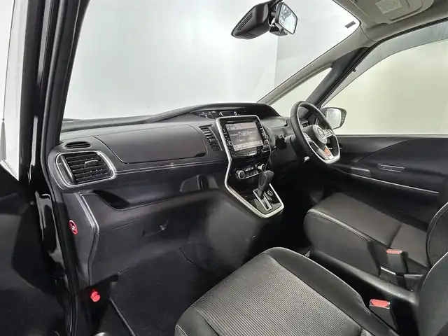 日産 セレナ ハイウェイスター Vセレクション 佐賀県 2017(平29)年 8.6万km ダイヤモンドブラック 禁煙車/純正9インチナビ(MM517D-L)/(CD/DVD/フルセグTV/Bluetooth/Blu-ray）/純正後席モニター/衝突軽減ブレーキ/横滑り防止/レーンキープアシスト/純正ドライブレコーダー/オートライト/バックカメラ/純正フロアマット/両側電動スライドドア/純正16インチアルミホイール