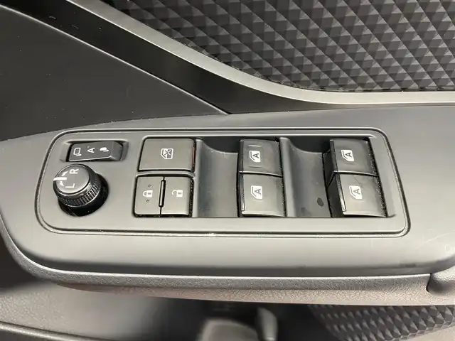 トヨタ Ｃ－ＨＲ S LEDパッケージ 鹿児島県 2018(平30)年 4.9万km ブラック/センシュアルレッドマイカ 2トーン 純正ナビ/(フルセグTV/Bluetooth/DVD/CD)/バックカメラ/Toyota Safety Sense/　・プリクラッシュセーフティ/　・レーンディパーチャーアラート（ステアリング制御機能付）/　・オートマチックハイビーム/　・レーダークルーズコントロール/電動パーキングブレーキ/ブレーキホールド/ドライブレコーダー/ETC/LEDヘッドライト/LEDシーケンシャルフロントターンランプ/純正アルミホイール/純正フロアマット