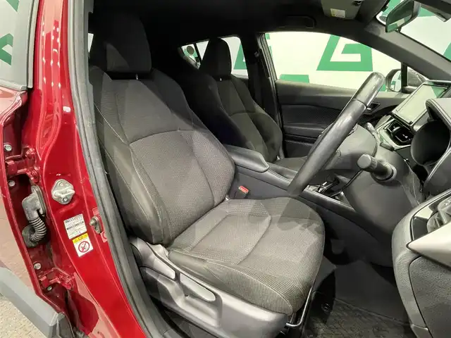 トヨタ Ｃ－ＨＲ S LEDパッケージ 鹿児島県 2018(平30)年 4.9万km ブラック/センシュアルレッドマイカ 2トーン 純正ナビ/(フルセグTV/Bluetooth/DVD/CD)/バックカメラ/Toyota Safety Sense/　・プリクラッシュセーフティ/　・レーンディパーチャーアラート（ステアリング制御機能付）/　・オートマチックハイビーム/　・レーダークルーズコントロール/電動パーキングブレーキ/ブレーキホールド/ドライブレコーダー/ETC/LEDヘッドライト/LEDシーケンシャルフロントターンランプ/純正アルミホイール/純正フロアマット