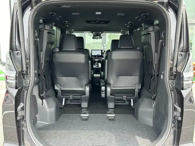 トヨタ ヴォクシー S－Z 奈良県 2022(令4)年 0.5万km スパークリングブラックパールクリスタルシャイン 両側パワースライドドア/純正ナビ(フルセグTV/CD/DVD/AM・FM/BT/HDMI)/バックカメラ/ビルトインETC2.0/シートヒーター(D/N席)/ToyotaSafetySense/プリクラッシュセーフティ/レーントレーシングアシスト/クルーズコントロール/ロードサインアシスト/ドライバー異常時対応システム/プロアクティブドライビングアシスト/発進遅れ告知機能/緊急時操舵支援/フロントクロストラフィックアラート/レーンチェンジアシスト/オートブレーキホールド/純正17インチアルミホイール/純正フロアマット/スペアキー