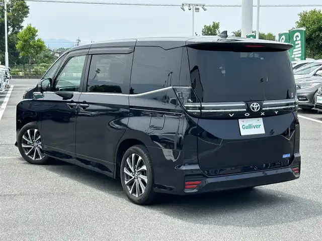 トヨタ ヴォクシー S－Z 奈良県 2022(令4)年 0.5万km スパークリングブラックパールクリスタルシャイン 両側パワースライドドア/純正ナビ(フルセグTV/CD/DVD/AM・FM/BT/HDMI)/バックカメラ/ビルトインETC2.0/シートヒーター(D/N席)/ToyotaSafetySense/プリクラッシュセーフティ/レーントレーシングアシスト/クルーズコントロール/ロードサインアシスト/ドライバー異常時対応システム/プロアクティブドライビングアシスト/発進遅れ告知機能/緊急時操舵支援/フロントクロストラフィックアラート/レーンチェンジアシスト/オートブレーキホールド/純正17インチアルミホイール/純正フロアマット/スペアキー