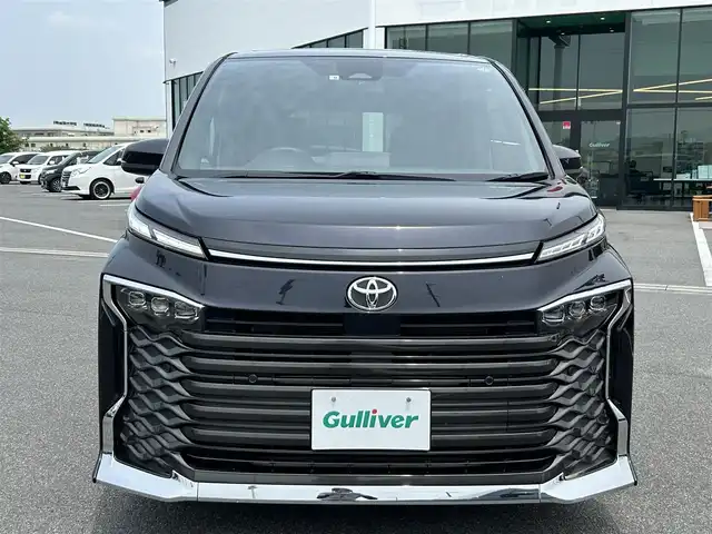 トヨタ ヴォクシー S－Z 奈良県 2022(令4)年 0.5万km スパークリングブラックパールクリスタルシャイン 両側パワースライドドア/純正ナビ(フルセグTV/CD/DVD/AM・FM/BT/HDMI)/バックカメラ/ビルトインETC2.0/シートヒーター(D/N席)/ToyotaSafetySense/プリクラッシュセーフティ/レーントレーシングアシスト/クルーズコントロール/ロードサインアシスト/ドライバー異常時対応システム/プロアクティブドライビングアシスト/発進遅れ告知機能/緊急時操舵支援/フロントクロストラフィックアラート/レーンチェンジアシスト/オートブレーキホールド/純正17インチアルミホイール/純正フロアマット/スペアキー
