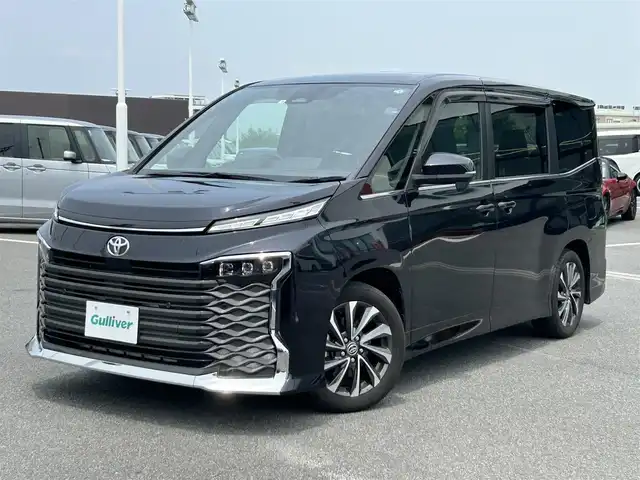トヨタ ヴォクシー S－Z 奈良県 2022(令4)年 0.5万km スパークリングブラックパールクリスタルシャイン 両側パワースライドドア/純正ナビ(フルセグTV/CD/DVD/AM・FM/BT/HDMI)/バックカメラ/ビルトインETC2.0/シートヒーター(D/N席)/ToyotaSafetySense/プリクラッシュセーフティ/レーントレーシングアシスト/クルーズコントロール/ロードサインアシスト/ドライバー異常時対応システム/プロアクティブドライビングアシスト/発進遅れ告知機能/緊急時操舵支援/フロントクロストラフィックアラート/レーンチェンジアシスト/オートブレーキホールド/純正17インチアルミホイール/純正フロアマット/スペアキー