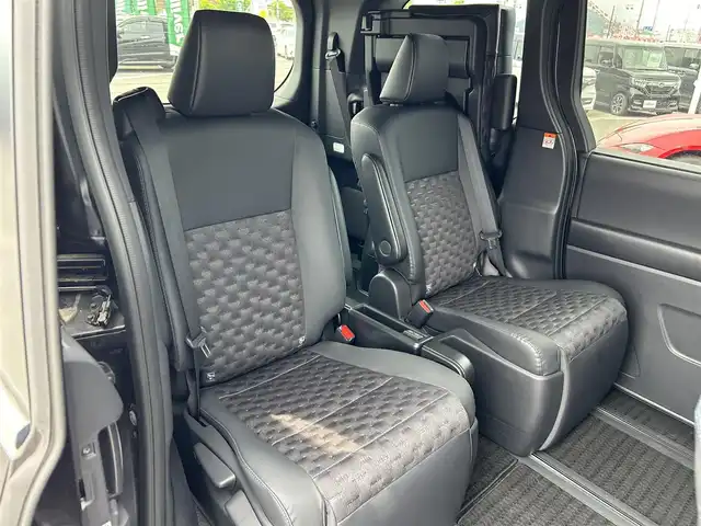 トヨタ ヴォクシー S－Z 奈良県 2022(令4)年 0.5万km スパークリングブラックパールクリスタルシャイン 両側パワースライドドア/純正ナビ(フルセグTV/CD/DVD/AM・FM/BT/HDMI)/バックカメラ/ビルトインETC2.0/シートヒーター(D/N席)/ToyotaSafetySense/プリクラッシュセーフティ/レーントレーシングアシスト/クルーズコントロール/ロードサインアシスト/ドライバー異常時対応システム/プロアクティブドライビングアシスト/発進遅れ告知機能/緊急時操舵支援/フロントクロストラフィックアラート/レーンチェンジアシスト/オートブレーキホールド/純正17インチアルミホイール/純正フロアマット/スペアキー