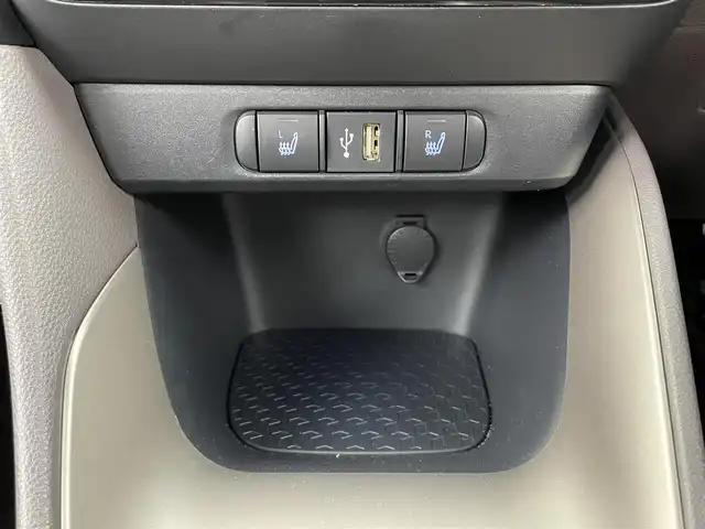 トヨタ ヤリス ハイブリッド G 大分県 2023(令5)年 2.2万km アイスピンクメタリック コンフォートシートセット(メーカーセットOP)/TOYOTAセーフティセンス/・プリクラッシュセーフティ/・レーントレーシングアシスト/・レーンディパーチャアラート/・レーダークルーズコントロール/・オートマチックハイビーム/・ロードサインアシスト/・プロアクティブドライビングアシスト/・発進遅れ告知機能/ブラインドスポットモニター/安心降車アシスト/パノラミックビューモニター/純正8型ディスプレイオーディオ/・フルセグTV、BT対応、USB、CD/DVDデッキ/・AppleCarPlay、AndroidAuto/ステアリングスイッチ/純正ドライブレコーダー(前後)/ETC2.0/社外フロアマット/オートライト/ハロゲンヘッドライト/クリアランスソナー