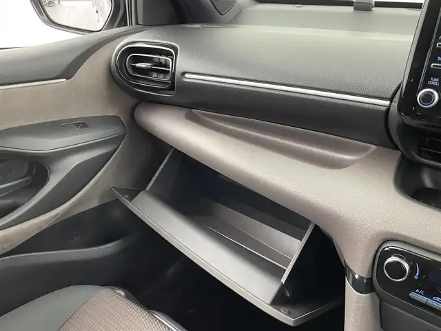 トヨタ ヤリス ハイブリッド G 大分県 2023(令5)年 2.2万km アイスピンクメタリック コンフォートシートセット(メーカーセットOP)/TOYOTAセーフティセンス/・プリクラッシュセーフティ/・レーントレーシングアシスト/・レーンディパーチャアラート/・レーダークルーズコントロール/・オートマチックハイビーム/・ロードサインアシスト/・プロアクティブドライビングアシスト/・発進遅れ告知機能/ブラインドスポットモニター/安心降車アシスト/パノラミックビューモニター/純正8型ディスプレイオーディオ/・フルセグTV、BT対応、USB、CD/DVDデッキ/・AppleCarPlay、AndroidAuto/ステアリングスイッチ/純正ドライブレコーダー(前後)/ETC2.0/社外フロアマット/オートライト/ハロゲンヘッドライト/クリアランスソナー