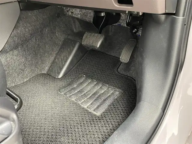 トヨタ ヤリス ハイブリッド G 大分県 2023(令5)年 2.2万km アイスピンクメタリック コンフォートシートセット(メーカーセットOP)/TOYOTAセーフティセンス/・プリクラッシュセーフティ/・レーントレーシングアシスト/・レーンディパーチャアラート/・レーダークルーズコントロール/・オートマチックハイビーム/・ロードサインアシスト/・プロアクティブドライビングアシスト/・発進遅れ告知機能/ブラインドスポットモニター/安心降車アシスト/パノラミックビューモニター/純正8型ディスプレイオーディオ/・フルセグTV、BT対応、USB、CD/DVDデッキ/・AppleCarPlay、AndroidAuto/ステアリングスイッチ/純正ドライブレコーダー(前後)/ETC2.0/社外フロアマット/オートライト/ハロゲンヘッドライト/クリアランスソナー